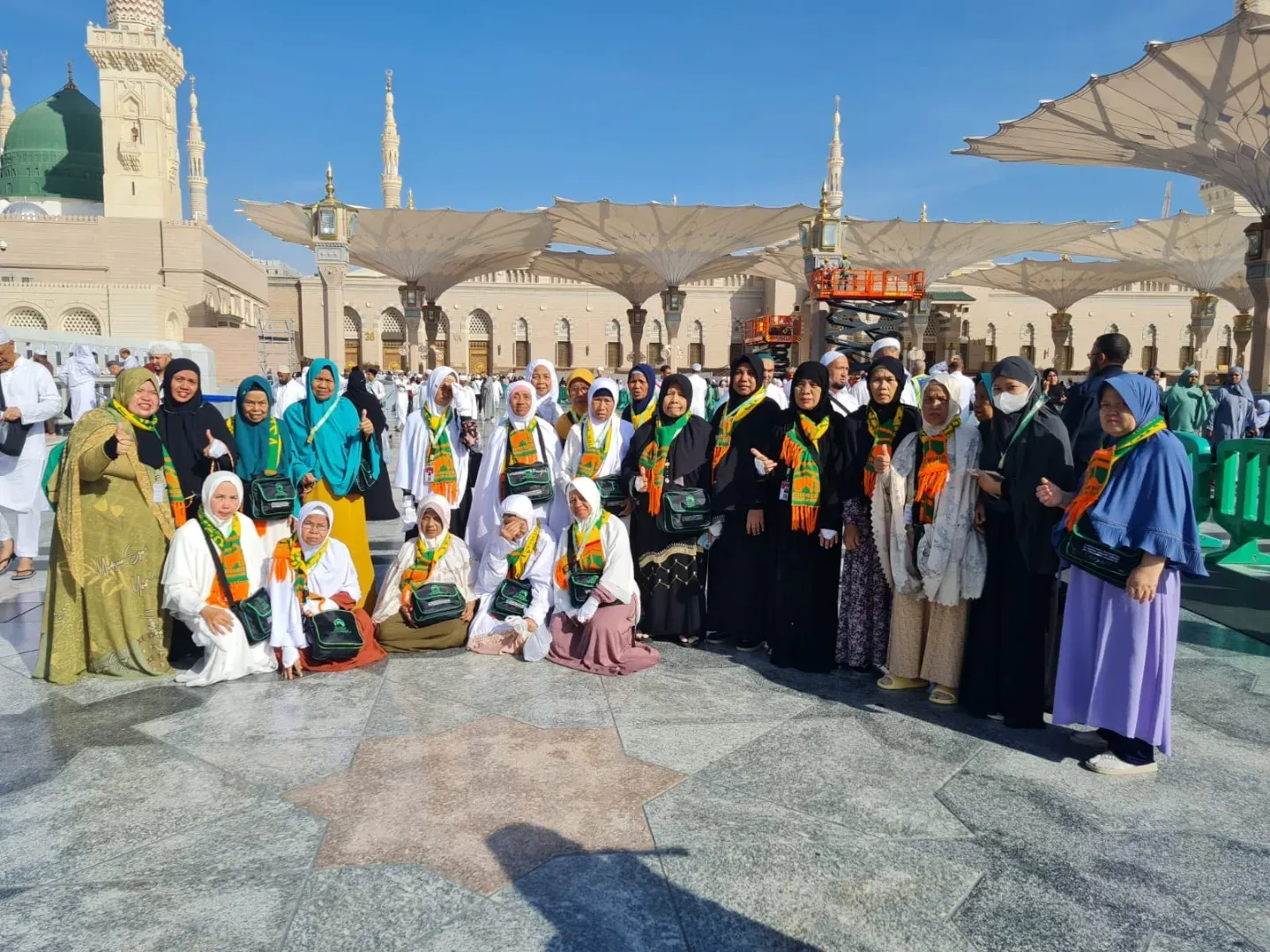 Jamaah umroh AZPHIA berfoto di pelataran Masjid Nabawi dengan payung raksasa