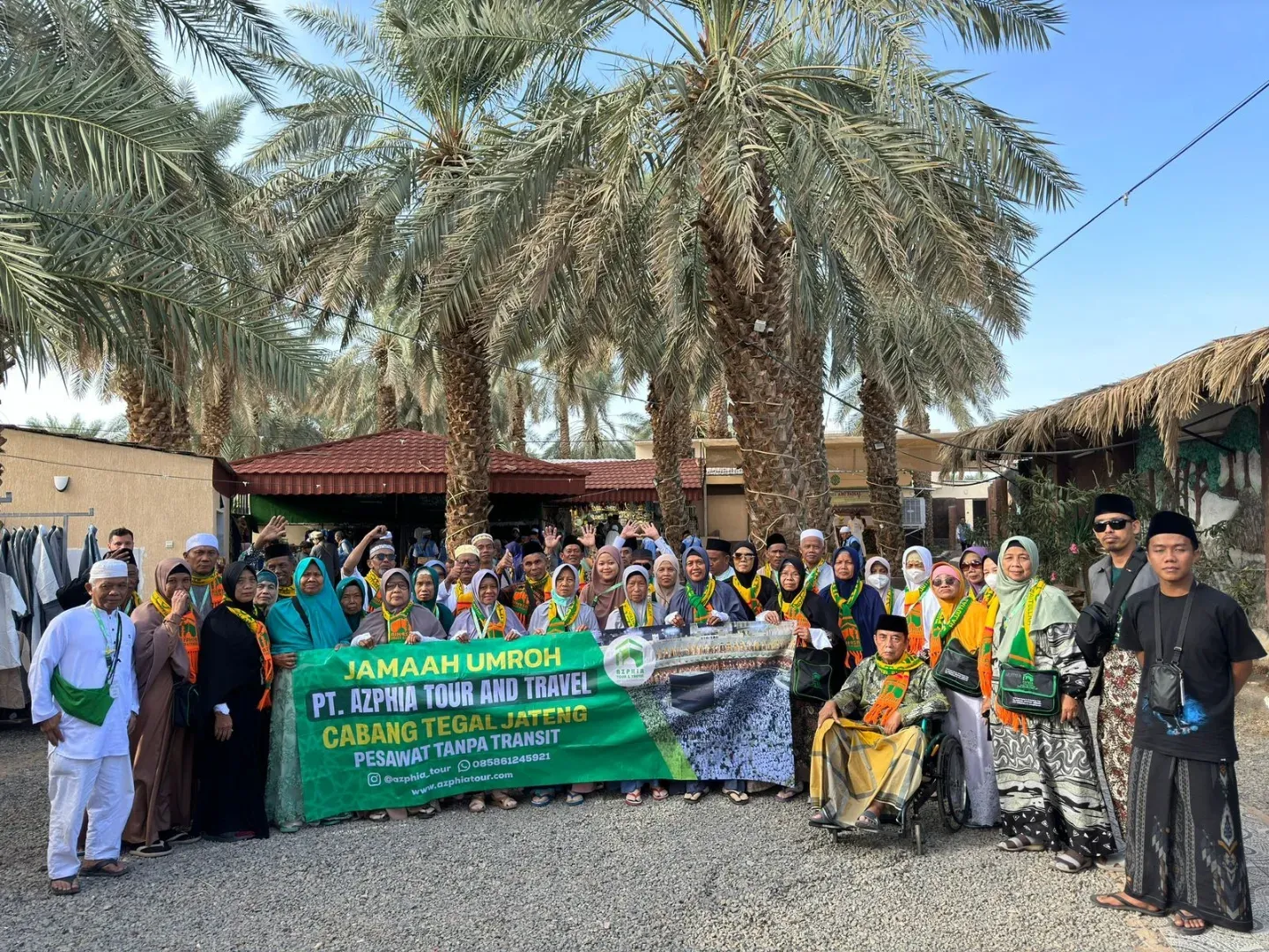 Jamaah umroh AZPHIA Cabang Tegal Jawa Tengah di kebun kurma Madinah